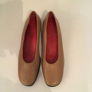 Rockport 7 N Leather Camel Pumps 1" Heel